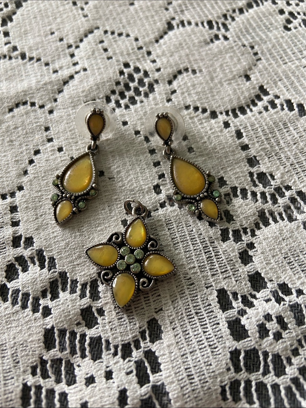 Vintage-Inspired Yellow & Green Teardrop Earring and Pendant Set